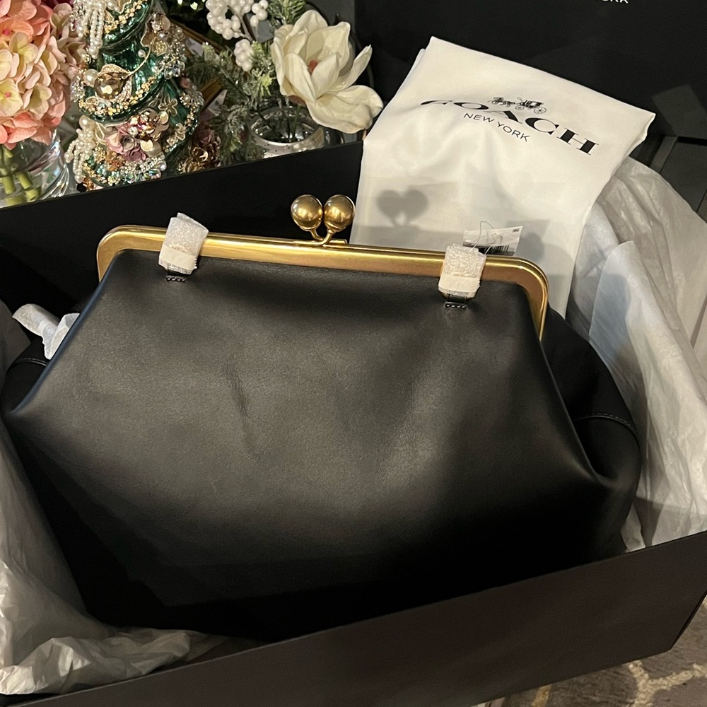 The “IT Bag” of Coach!! Kisslock Clutch Bag